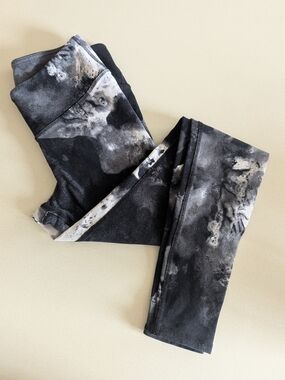 ALO Yoga | Black Gray Marbled Airbrushed Leggings